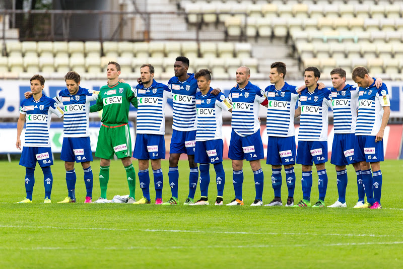 Football: L'équipe du Lausanne-Sport respecte une minute de silence en mémoire de Patrick Ekeng