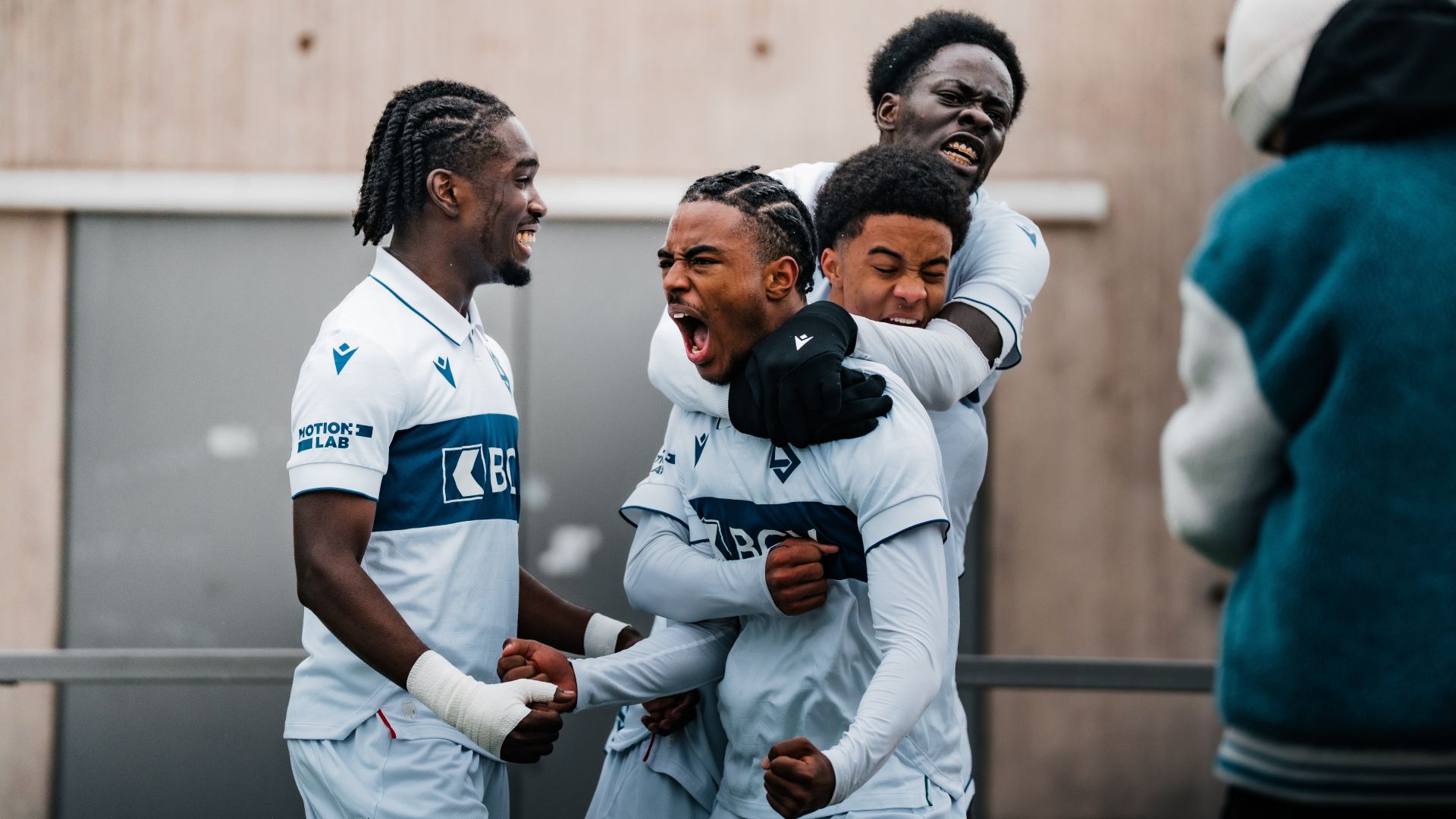 13.12.25A7406757._LS-KUPS_@m.x_d.x